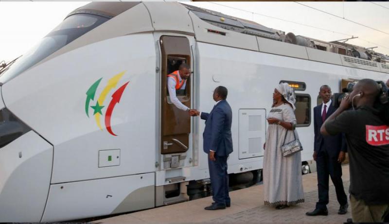 L'ancien président Macky Sall sur le chantier du Train Express Régional (TER) en compagnie de son épouse et de collaborateurs