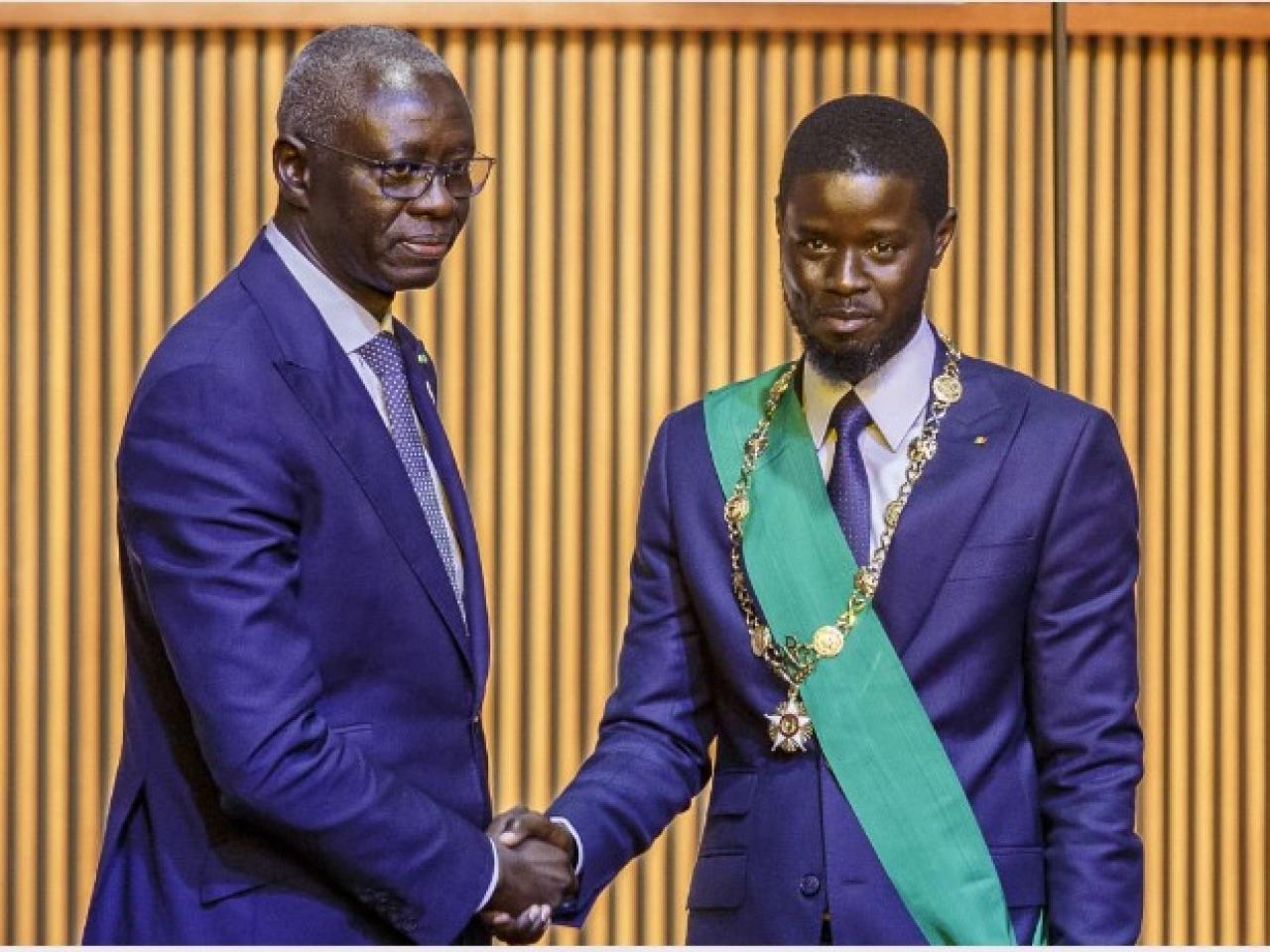 Le président Diomaye Faye (d.) et le président de l'Assemblée nationale Amadou Mame Diop