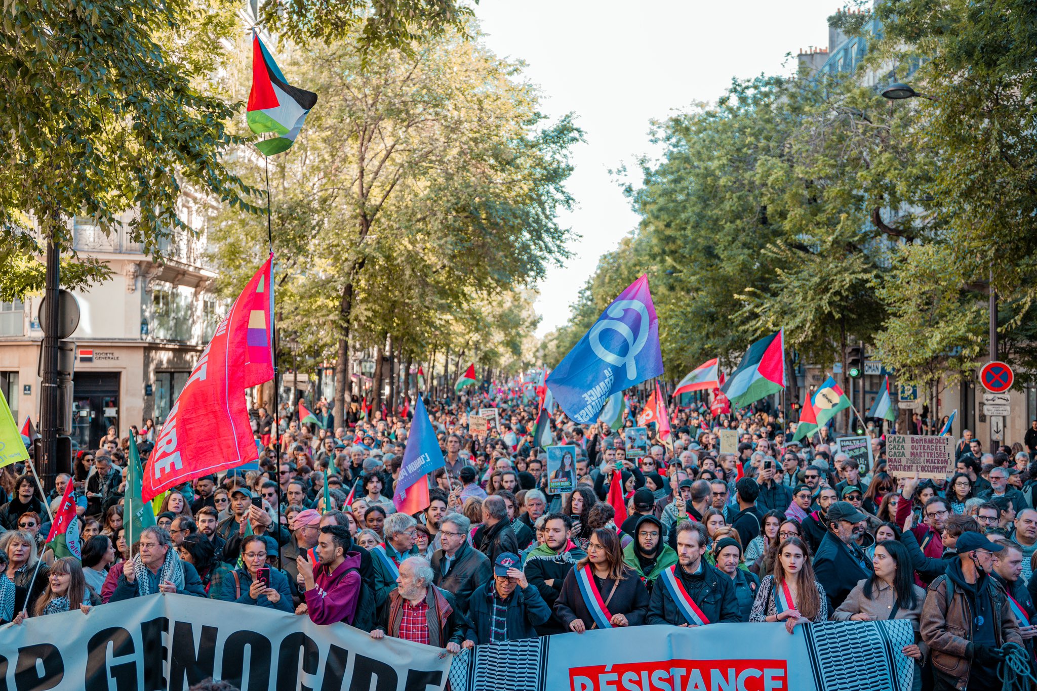 Plusieurs milliers de personnes manifestent en France en "solidarité avec les peuples palestinien et libanais"