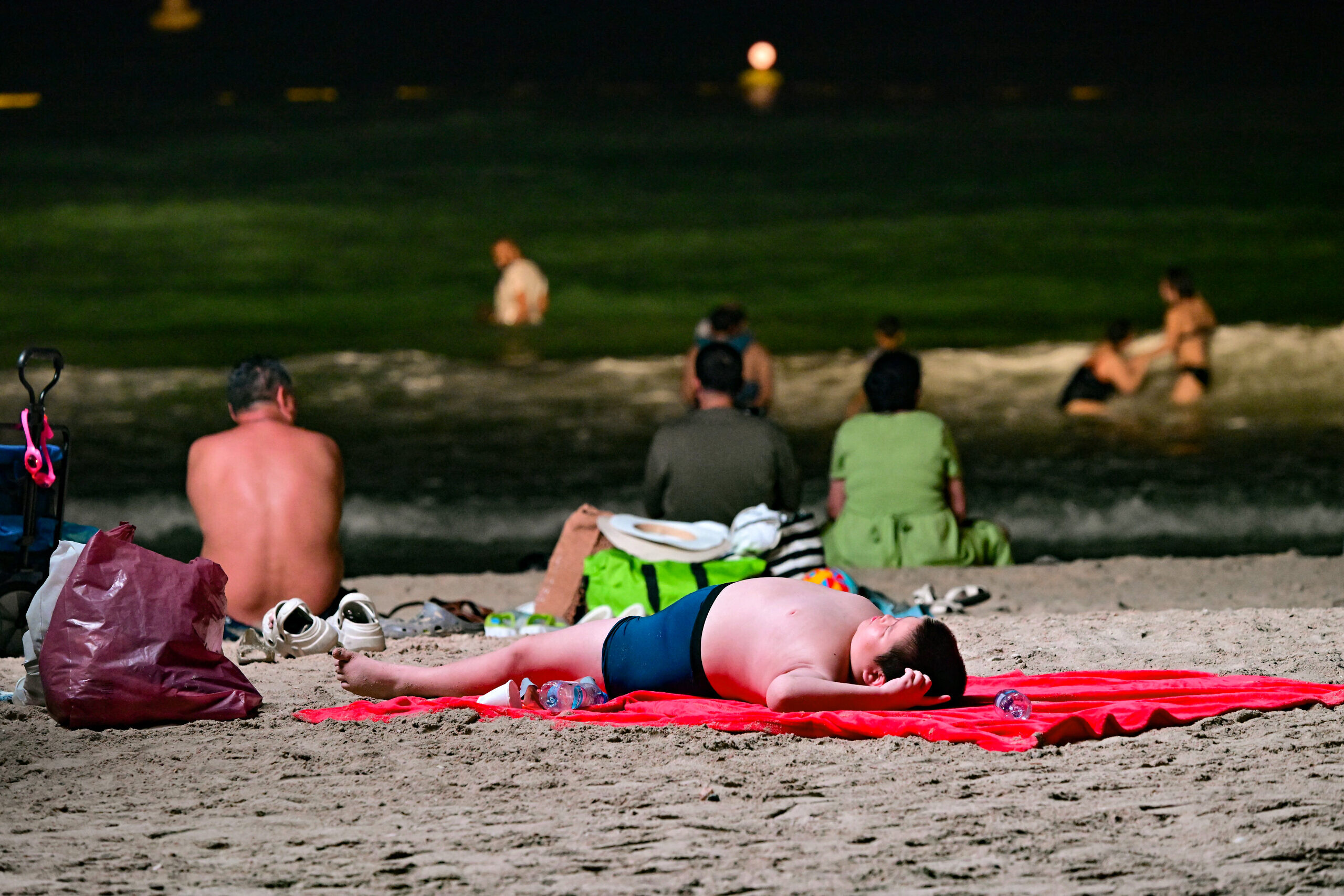 A Dubaï, les plages de nuit sont à la mode pour résister aux températures de plus en plus élevées 