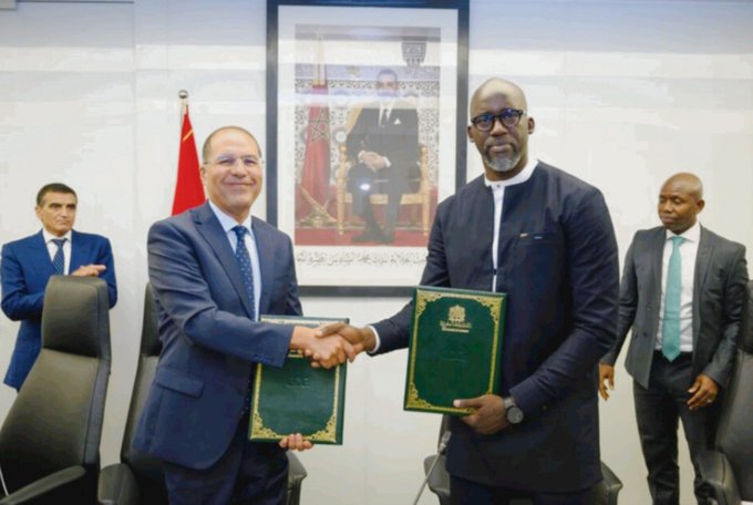 Khalid Safir, DG de la CDG du Maroc (g) et Fadilou Keïta, DG de la CDC du Sénégal