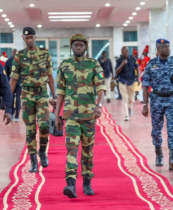 Le président de la République en treillis militaire pour cette visite dans le Sud-Est sinistré du Sénégal