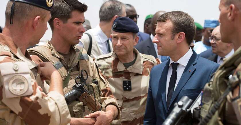 Le président Emmanuel Macron avec des militaires français en Afrique {illustration)