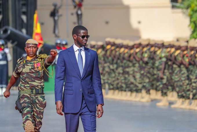 Le président BDF au Camp militaire Dial Diop lue Dakar e 8 novembre 2024