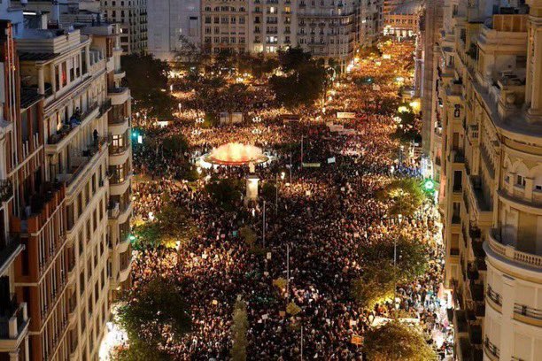 Inondations en Espagne - A Valence, des milliers de manifestants demandent la démission du président de la région