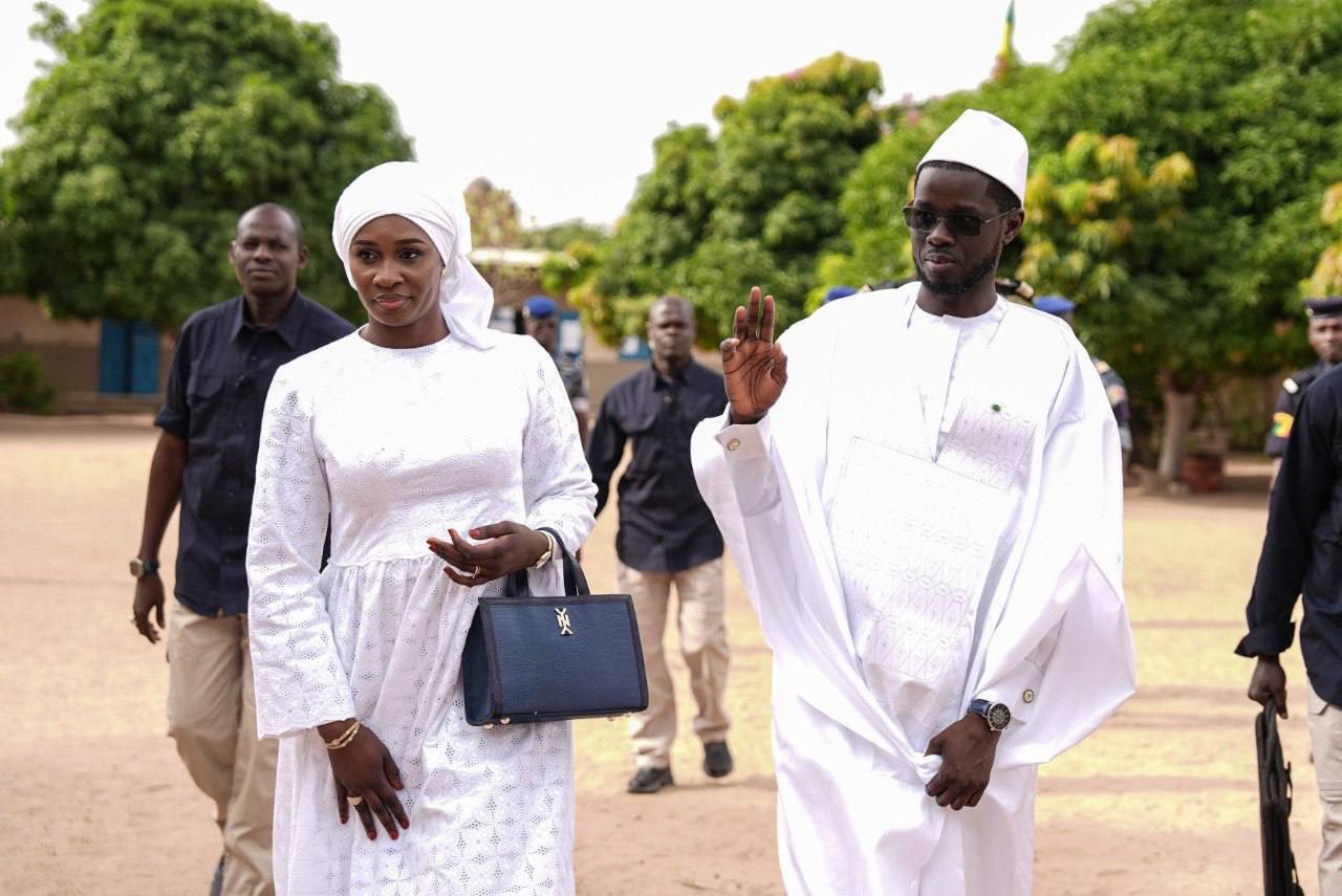 Le président Diomaye Faye et son épouse à Ndiaganiao (100 km des Dakar), le 17 novembre 2024