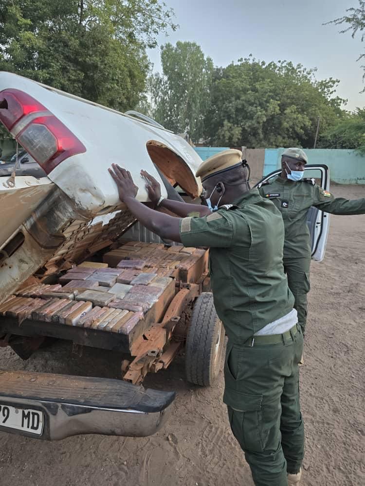 La cocaïne dissimulée entre le châssis et la benne de la pick-up L200