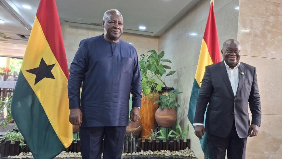 Nana Akufo-Addo, le président sortant (d), et son successeur John Dramani Mahama