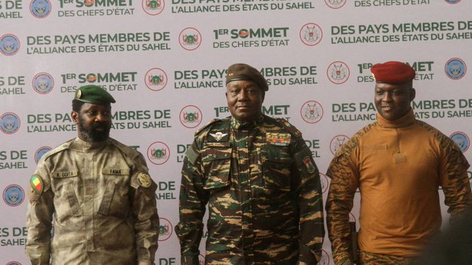 Les chefs de l'Alliance des Etats du Sahel : Assimi Goïta, Abdourahamane Tiani et Ibrahim Traoré (g. à d.)