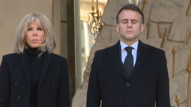 Emmanuel et Brigitte Macron dans la cour de l'Élysée le 23 décembre 2024. Une minute de silence en hommage aux victimes du cyclone Chido à Mayotte.