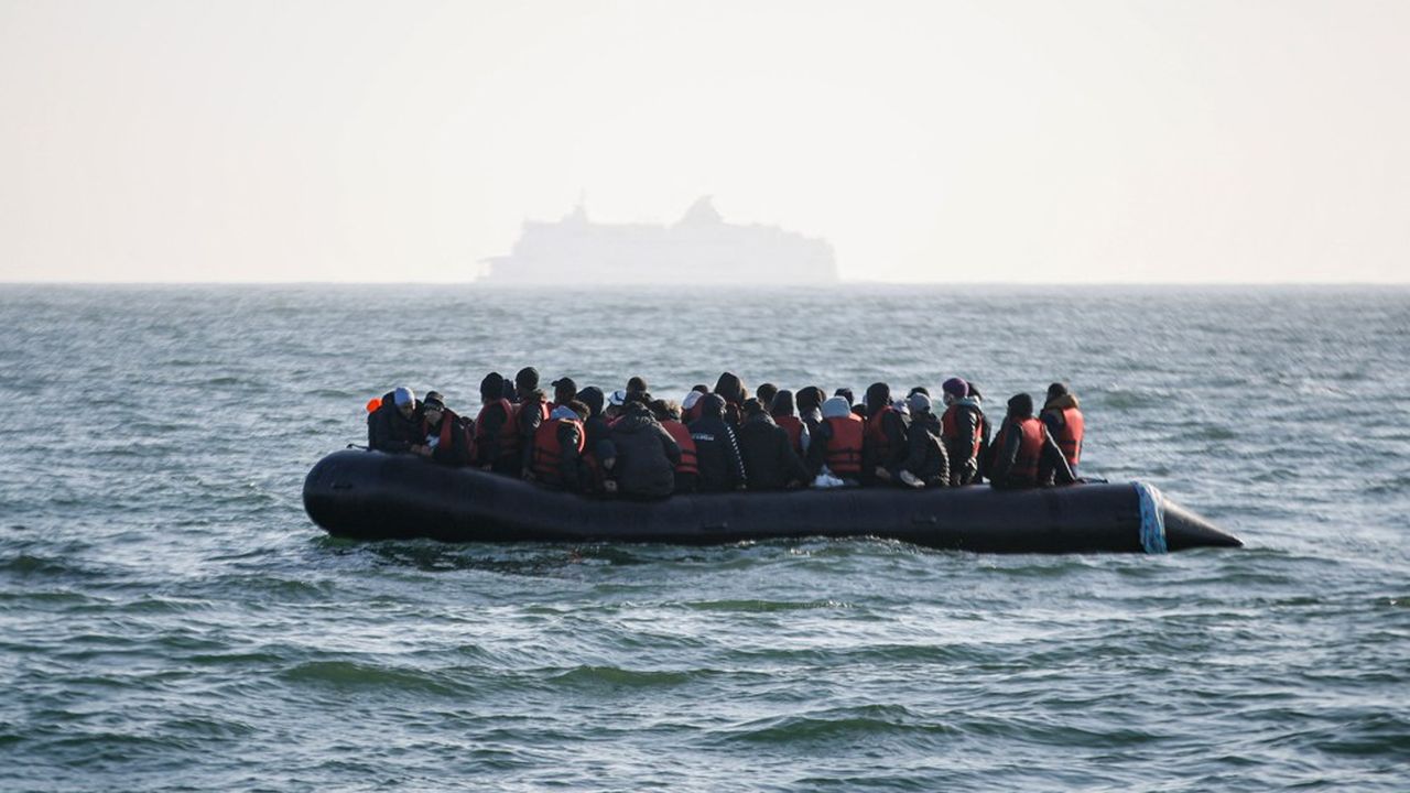 Des migrants dans la Manche qui sépare l'Angleterre de la France (photo d'archives)