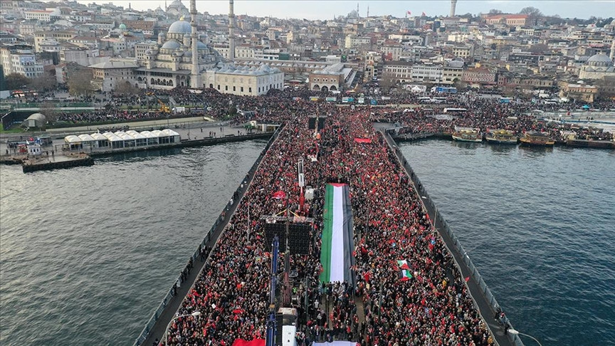 Istanbul: Des centaines de milliers de personnes sur le pont Galata en soutien à la Palestine