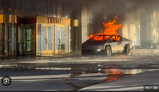 La voiture TESLA en feu devant un immeuble appartenant au président élu Donald Trump (capture d'écran)