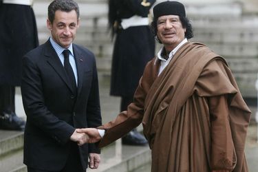 Nicolas Sarkozy et Mouammar Kadhafi à Paris