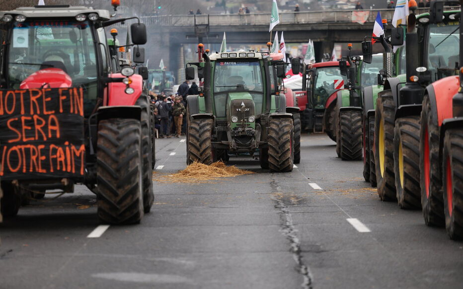 France / Manifestations d'agriculteurs : des convois de tracteurs empêchés d'arriver à Paris