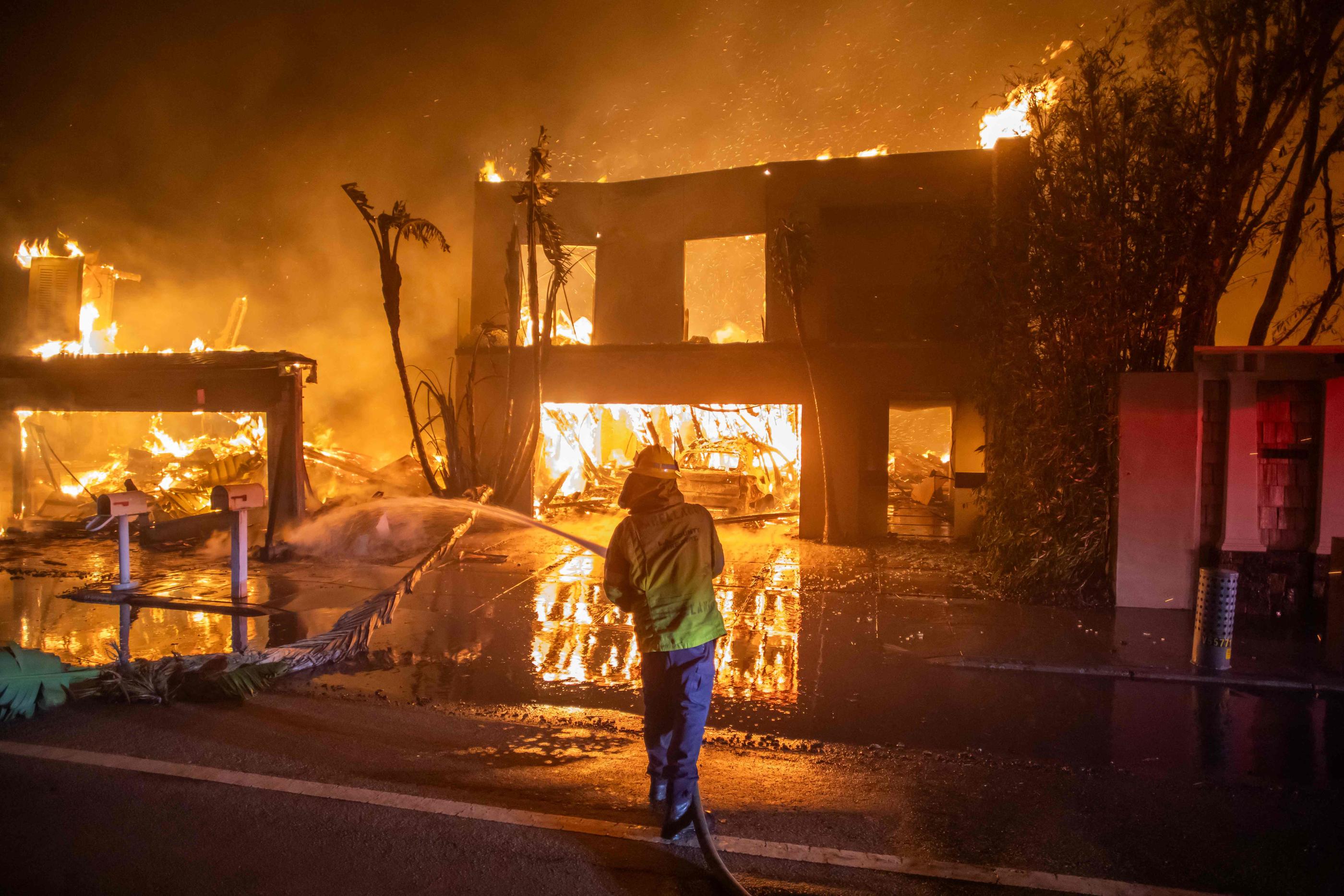 Violent incendie près de Los Angeles - Au moins deux morts et 1000 bâtiments détruits