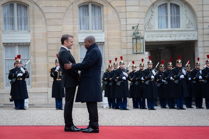 Macron et Lourenço dans la cour de l'Elysée