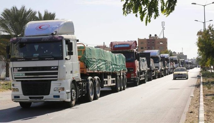 Des camions d'aide humanitaire se préparent à entrer dans une bande de Gaza affamée 