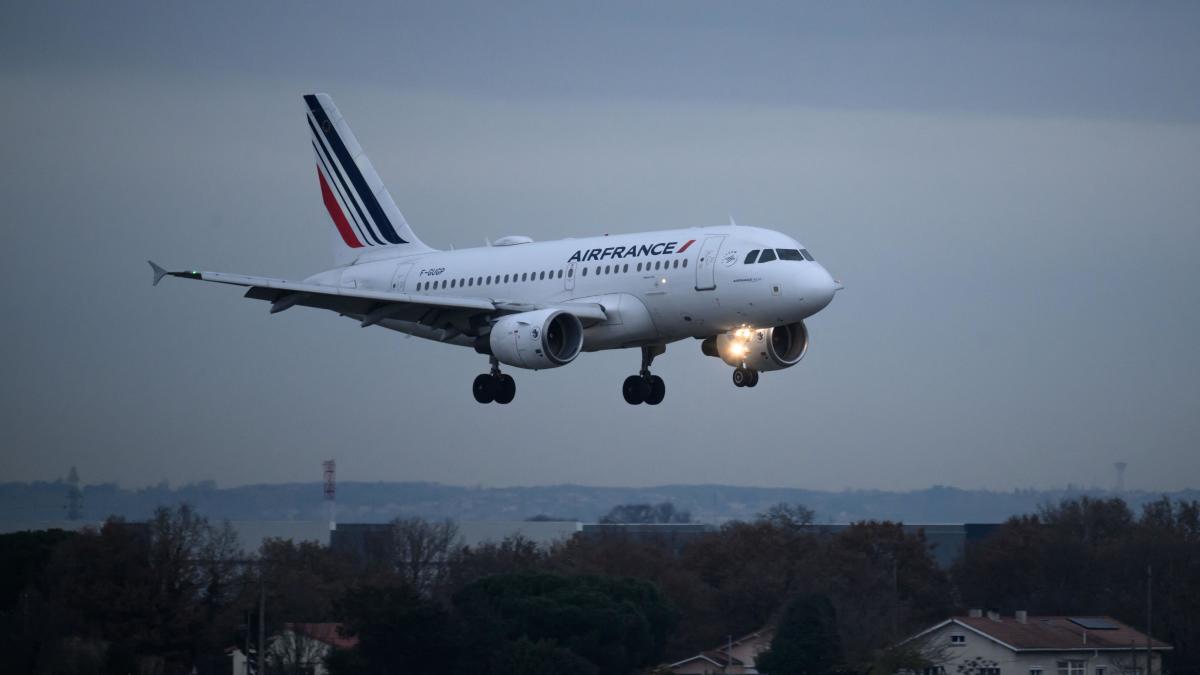 Hausse de la taxe sur les billets d’avion : « C’est irresponsable », dénonce le patron d’Air France-KLM