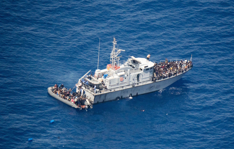 Des migrants sauvés en pleine mer par des garde-cotes libyens soutenus par des patrouilleurs fournis par l'Union européenne. (Photo d'illustration)