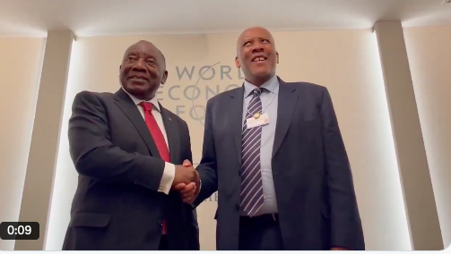 Le roi du Lesotho Letsie III (d.) avec son puissant voisin, le president sud-africain Cyril Ramaphosa, à Davos