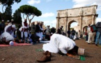 Des musulmans privés de mosquée prient aux abords du Colisée