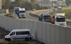 MIGRANTS : Le mur "anti-intrusions" de Calais est achevé