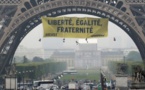 Greenpeace déploie une banderole anti-FN à la tour Eiffel