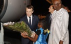 Une grenade (et un bouquet de fleurs) pour l'arrivée de Macron à Ouagadougou