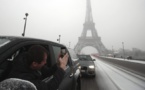 Paris sous la neige: embouteillages monstres, la tour Eiffel fermée