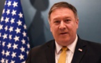 Mike Pompeo dialogue avec des journalistes dans l’avion qui le ramène de Corée du Nord