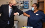 Boris Johnson s'en prend aux anti-vaccins, des «dingues»