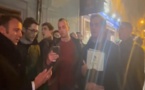 Les surprenants chants pyrénéens d’Emmanuel Macron à Paris en pleine manifestation sauvage