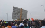 Niger - Manifestation monstre devant la zone aéroportuaire de Niamey pour exiger le départ des armées françaises