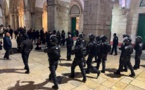 La police israélienne agresse des Palestiniens et les empêche de prier à Al-Aqsa