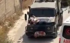 Cisjordanie occupée - Des soldats israéliens attachent un Palestinien blessé par balle sur un véhicule militaire