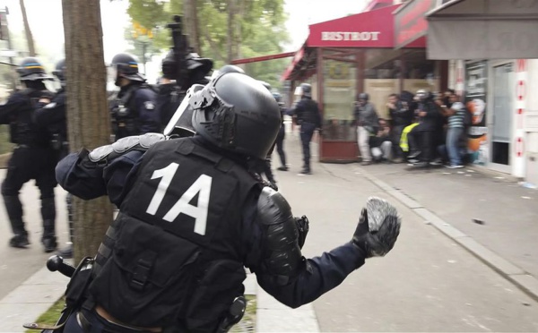 Gilets jaunes: Du sursis requis contre un policier à Paris pour violence