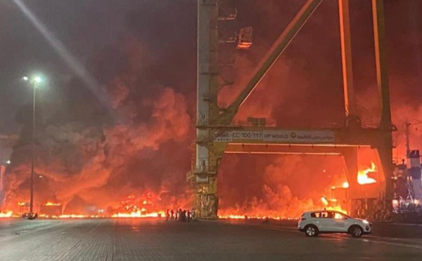 Un violent incendie maîtrisé dans le principal port de Dubaï après une explosion