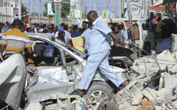 Mogadiscio: panique et horreur à la recherche des victimes du double attentat à la voiture piégée