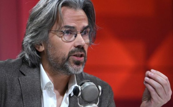 France : Aymeric Caron demande la démission de Bernard-Henri Lévy du conseil de surveillance d’Arte